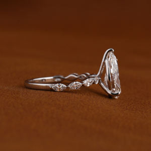 Anillo de compromiso clásico con diamante de corte pera cultivado en laboratorio y laterales marquesa, oro real de 14k, anillo nupcial personalizado, fabricante de joyería fina. - Product Image 3