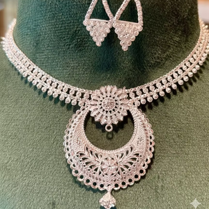 Conjunto de Collar y Pendientes con Motivo Floral en Aleación Chapada en Oro, Cadena de Eslabones |   Modelo de imitación de boda nupcial tradicional india 23216 - Product Image 1