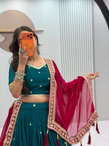 Robe de mariée traditionnelle indienne pour femme, Lehenga Choli, longueur ras du sol, verte et rouge, brodée, en georgette, coupe ample - Product Image 4