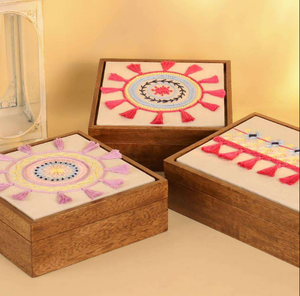 Precio al por mayor: Caja de madera de lujo con arte indio exótico, organizador de tela bordada hecho a mano, color y tamaño personalizables, ligero. - Product Image 6