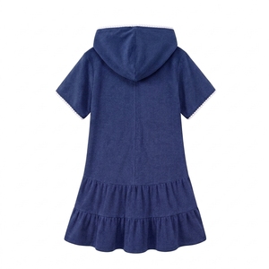 Robe de bain à capuche 100 % polyester pour filles, sans manches, fermeture éclair frontale, séchage rapide, mini, mignonne, pour la plage et la piscine, avec logo personnalisé - Product Image 3