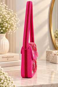 Sac à bandoulière rose floral perlé, sac à main fait main en perles de rocaille, sac de caractère avec broderie au point de croix et travail de couture - Product Image 3