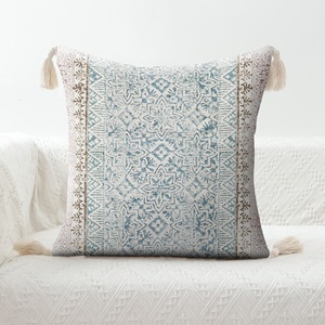 Housses de coussin à motif imprimé bloc à la main et 100% housses de coussin en coton Jaipuri et grande broderie pour la décoration intérieure - Product Image 1