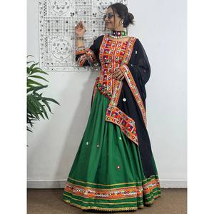 Magnifique Lehenga Choli fait main avec de vrais miroirs pour les fêtes - Product Image 4