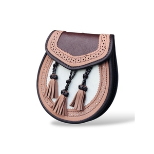 Sporran celtique en cuir véritable de qualité supérieure avec tête de cerf, rabat à nœuds embossés, bord tressé et emblème métallique pour kilt écossais - Product Image 2
