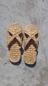 Pantoufles tissées artisanales du Vietnam en jacinthe d'eau pour hôtels de luxe, hôtels de villégiature et vente au détail internationale - Product Image 5