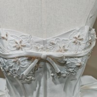 Abito da sposa a ball gown con corsetto trasparente con stecche, gonna in raso, bordo in pizzo, stile principessa, strascico cattedrale, all'ingrosso