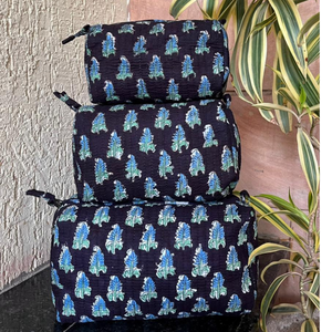 Juego de 3 Bolsas Organizadoras de Viaje de Algodón Premium, Acolchadas, con Estampado Floral Azul de Jaipur, Impermeables, para Maquillaje y Artículos de Aseo - Product Image 3