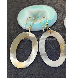 Boucles d'oreilles pendantes en corne de buffle polie pour femmes, fournisseur de bijoux durables - Product Image 1