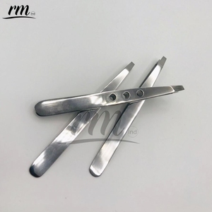 Pinzas para Cejas RMI de Acero Inoxidable con Punta Angular Plateada y Tijeras, Diseño Moderno y Duradero - Product Image 6