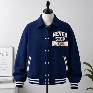 Chaqueta Varsity Bordada 'Never Stop Swinging' en Color Azul, Estilo Preppy para Hombre, Chaqueta de Béisbol de Algodón, Corte Regular para Otoño - Product Image 1