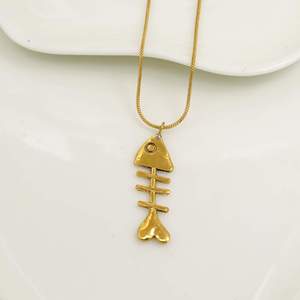 Pendentif squelette de poisson plaqué or, style vintage, bijoux de mode unisexe en laiton - Product Image 1