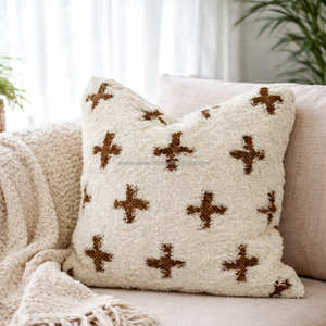 Funda de Almohada Texturizada con Motivo Tribal de Cruz para un Estilo Rústico Escandinavo y Contemporáneo - Product Image 1