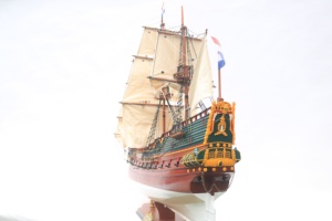 Modèle de bateau à voile en bois fait main - Modèle réduit de la célèbre navire hollandais East Indiaman, décoration pour la maison ou le bureau, Batavia peinte - Product Image 3