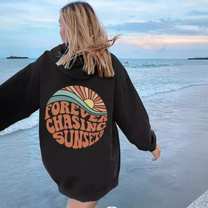 Sweat-shirt à capuche oversize pour femme, noir, imprimé Forever Chasing Sunsets, épaules tombantes, manches longues, en coton tricoté, vêtement d'été - Product Image 1