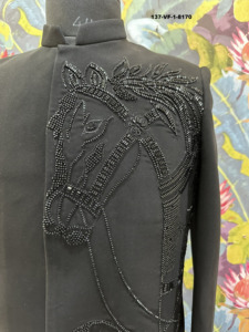 Costume Jodhpuri TR Lachka Noir Jais Anti-Affaissement avec Aile en Relief 3D Faucon Doré Effet Pluie Radiante pour Marié - Product Image 3