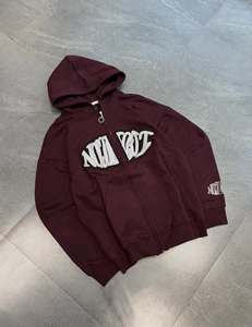 เสื้อฮู้ดดี้สีแดงวินเทจแบบซักล้างสไตล์เทรนดี้ ลายกราฟิกเล็กๆ ที่อก ดีไซน์ทำสีเป็นลายสาด  สตรีทแวร์ ขายส่ง - Product Image 4