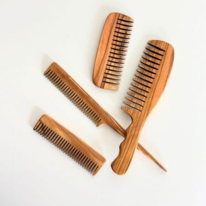 Peigne à cheveux en bois fait main, forme naturelle, artisanat durable - Product Image 6