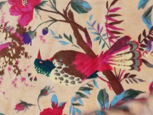 Tissu en velours de coton de luxe : imprimé oiseaux, beige pêche, 45 pouces de large, tissu en velours de coton imprimé à la main, motif floral - Product Image 3