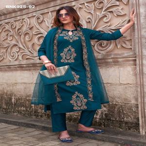 Dernière collection de magnifiques ensembles Kurti en rayonne tissée avec broderies, pantalon et dupatta, fournisseur d'Inde, mode féminine. - Product Image 1