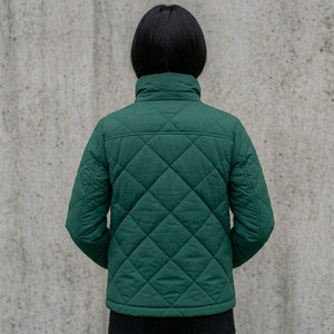 Blouson matelassé pour femme avec poches boutonnées, poignets côtelés et design élastique, prix abordable, par Sewing Hub Industry - Product Image 2