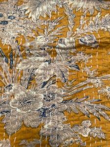Edredón Tradicional Hecho a Mano con Estampado Floral, Relleno de Algodón Amarillo Mostaza, para Uso en el Hogar en Todas las Estaciones - Product Image 4