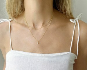 สร้อยคอไข่มุกทรงหยดน้ำสีทอง สร้อยคอไข่มุกหลายชั้นแบบเรียบหรู ชุดสร้อยคอประดับพลอยประจำเดือนมิถุนายน ของขวัญเครื่องประดับทำมือสุดหรูสำหรับผู้หญิง - Product Image 1