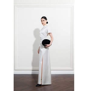 ชุดเดรสขายส่งสำหรับผู้หญิง ดีไซน์หรูหรา ผลิตตามแบบ ODM รุ่น AVA ASYMMETRICAL DRESS ชุดเดรสยาวผ้าไหมแขนสั้นทันสมัยสำหรับผู้หญิง ดีไซน์หรูหรา - Product Image 2