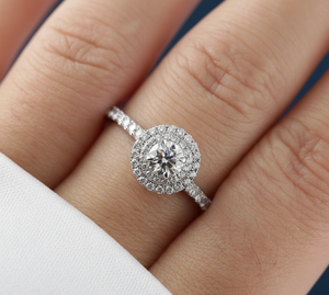 Anillo de Compromiso con Diamante Cultivado en Laboratorio, Corte Clásico Halo Pavé, Certificado IGI, 1.05ct, Redondo, VVS2, Color F, Oro Blanco con Baño de Rodio, Venta al Por Mayor - Product Image 4