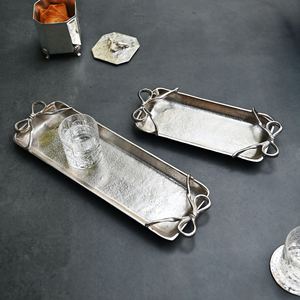 Plateau rectangulaire de luxe en métal argenté pour la vente en gros, plat de service élégant en aluminium texturé avec poignées en forme de nœud pour hôtels - Product Image 4