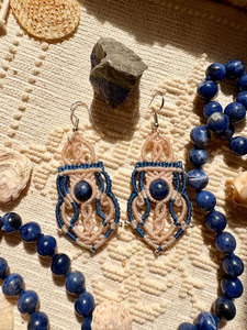 Boucles d'oreilles pendantes bohèmes en macramé avec pierre lapis-lazuli, motif géométrique, bijoux pour femmes à porter au quotidien - Product Image 4