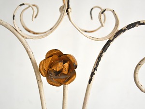 Porte-parapluie vintage blanc avec motif floral, parfait pour les halls d'hôtel, les cafés et la décoration intérieure, vente en gros depuis l'Inde - Product Image 6