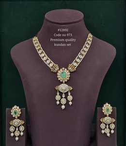 Collar y Pendientes Vintage Kundan 12892, Chapados en Oro, con Piedra Doble Verde y Perla, Joyería de Moda para Bodas y Fiestas para Mujer - Product Image 1