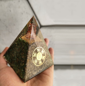 Nouveauté Vertical Split Vert Jade Pyrite Cristal Pierre Précieuse En Vrac Orgone Pyramide Sculpté Gravure EMF Protection pour Argent Amour - Product Image 3