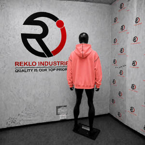 Sudadera con capucha extragrande personalizada en color rosa coral para hombre, estilo streetwear, con cierre de cremallera, hombros caídos, costuras en contraste, ropa informal de moda. - Product Image 4