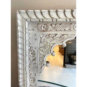 Espejo Artesanal de Madera de Acacia con Acabado Blanco Desgastado |   Espejos de Madera al por Mayor de la India - Product Image 2