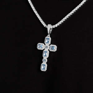 Pendentif croix bleue de luxe |   Charme Croix Religieuse en Or Blanc Sertie de Pierres |   Pendentif de collier hip-hop taille émeraude pour hommes et femmes - Product Image 2