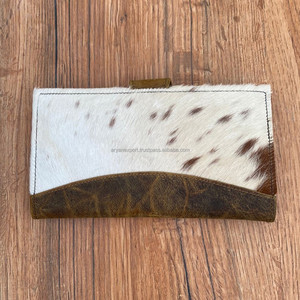 Portefeuille à deux volets en cuir de vachette véritable fait à la main Western Hair On Hide Portefeuille de carte de crédit Pochette en cuir rustique véritable pour femmes - Product Image 3