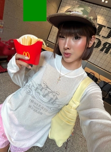 T-shirt blanc à manches longues pour femme, pull style streetwear, impression de logo personnalisée ; fabriqué au Vietnam. - Product Image 4