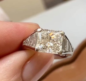 แหวนมอสซาไนต์ 3 กะรัต ทรงเรเดียนท์คัท ประดับด้วยหินบาแกตต์ด้านข้าง แหวนเงินแท้ 925 สำหรับผู้หญิง เหมาะสำหรับเป็นของขวัญวันเกิด งานเลี้ยง หรือมอบให้คนรัก - Product Image 2