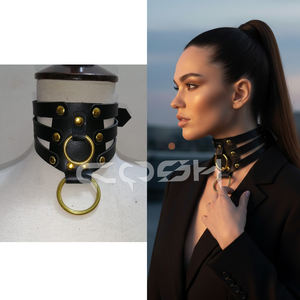Harnais de cou punk gothique en similicuir noir fait main à triple sangle avec doubles anneaux en O dorés et détails cloutés - Product Image 6