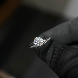 Bague de fiançailles pour femme en or 14 carats avec diamant de laboratoire de 1,50 carat, certifiée IGI - Product Image 1