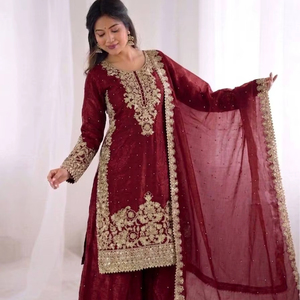 Nouvelle collection de créateurs SILK avec broderie lourde et travail de sequins, ensemble haut-bas et dupatta entièrement cousu, prêt à porter - Product Image 1