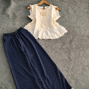 Ensemble deux pièces d'été pour femmes, vêtements confortables, mode naturelle, lavables, emballage personnalisé, fabriqué au Vietnam. - Product Image 1