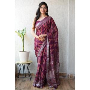 Saris en coton pur avec motif imprimé unique et attrayant, accompagnés d'un chemisier en lin, offrant un look traditionnel pour toutes les occasions. - Product Image 1