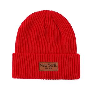 Gorro de Punto Acrílico 100% Personalizado Unisex con Diseño de Personajes y Parche de Cuero, Gorro Cálido de Invierno con Puño, OEM - Product Image 4