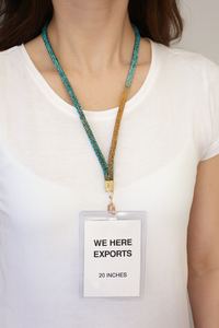 Chaîne de corps artisanale en perles et cordon, dégradé turquoise à or, avec porte-carte d'identité pour événements professionnels, expositions et usage quotidien - Product Image 3