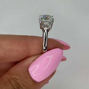 Anillo de compromiso con diamante de laboratorio de corte ideal redondo de 3 quilates, tres piedras redondas, diamantes laterales trapezoidales - Product Image 6
