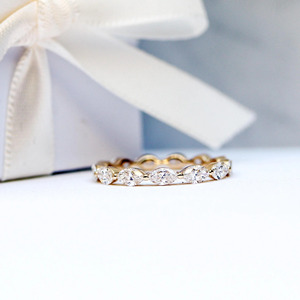 Anillo de Eternidad con Diamantes Cultivados en Laboratorio, Corte Marquesa, Oro Amarillo - Product Image 1