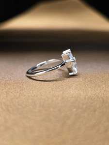 Anillo único con pavé de moissanita talla trillón y esmeralda, plata 925 original, joyería para ella para ocasiones de boda, aniversario o fiesta. - Product Image 5